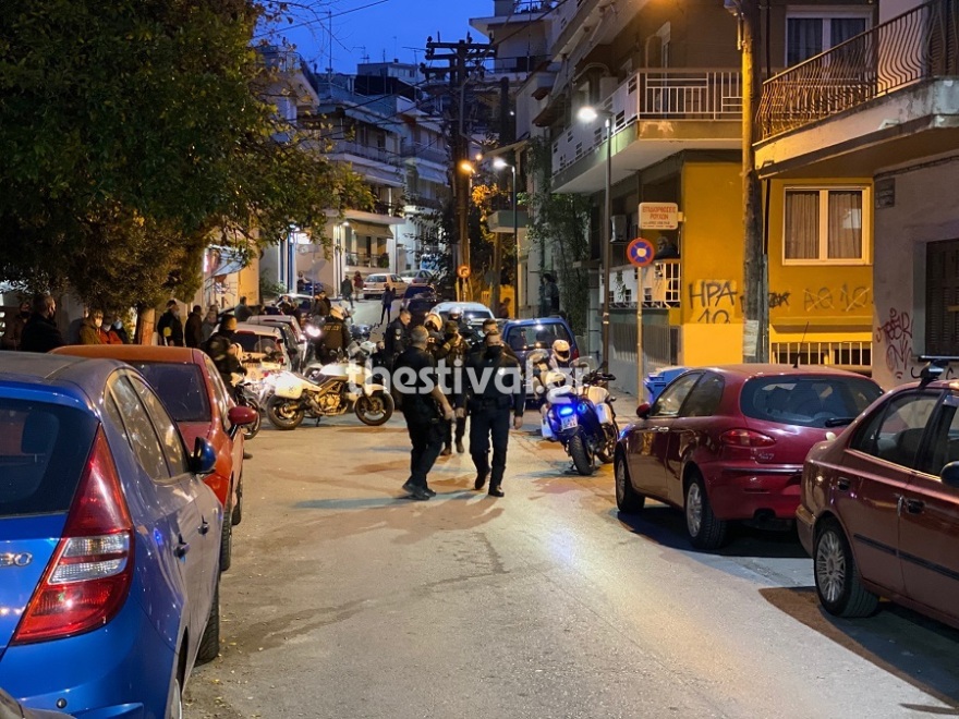 Θεσσαλονίκη: Νεαροί έπαιζαν ποδόσφαιρο στην Ευαγγελίστρια - Έξι συλλήψεις για συνωστισμό (βίντεο)