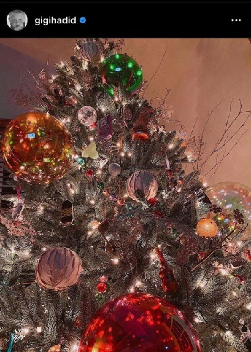 Τζίτζι Χαντίντ: Ποζάρει με την κορούλα της και αποκαλύπτει το στολισμένο σπίτι της