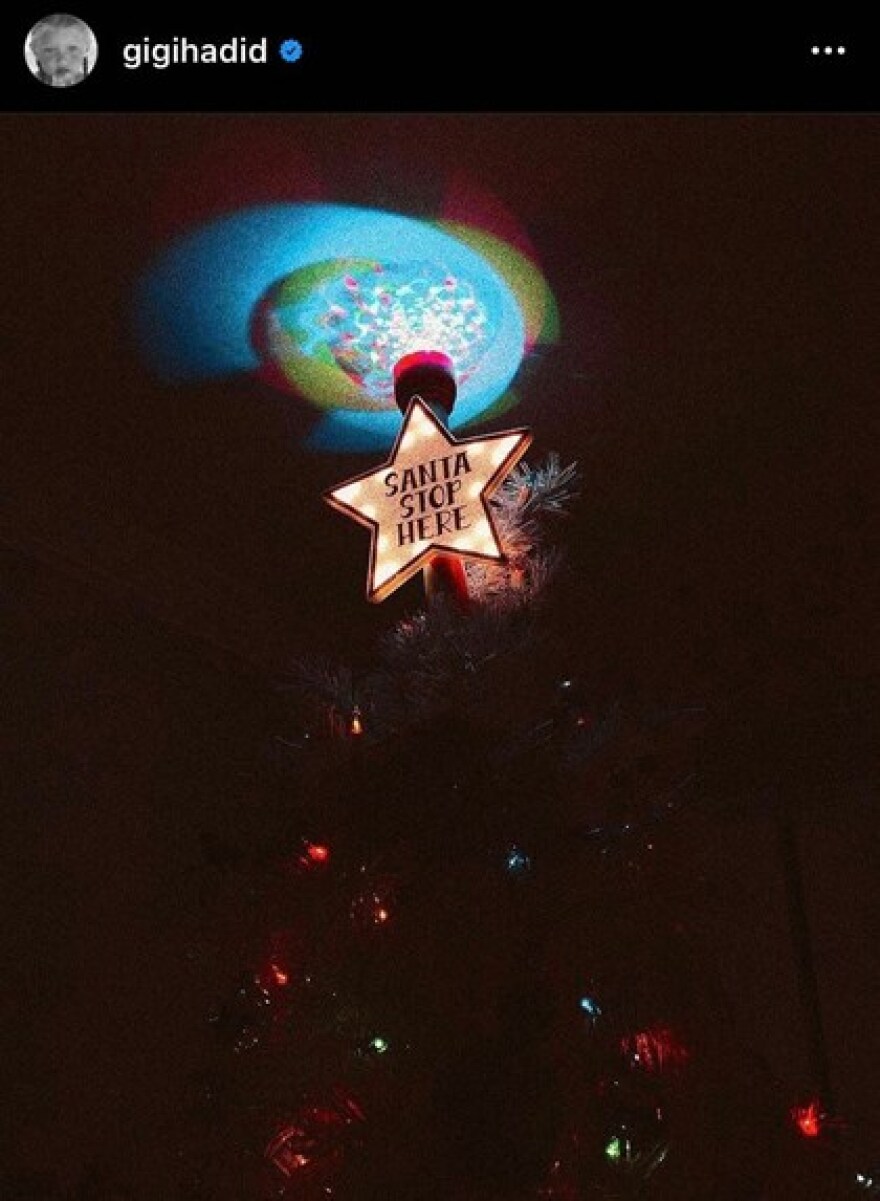 Τζίτζι Χαντίντ: Ποζάρει με την κορούλα της και αποκαλύπτει το στολισμένο σπίτι της