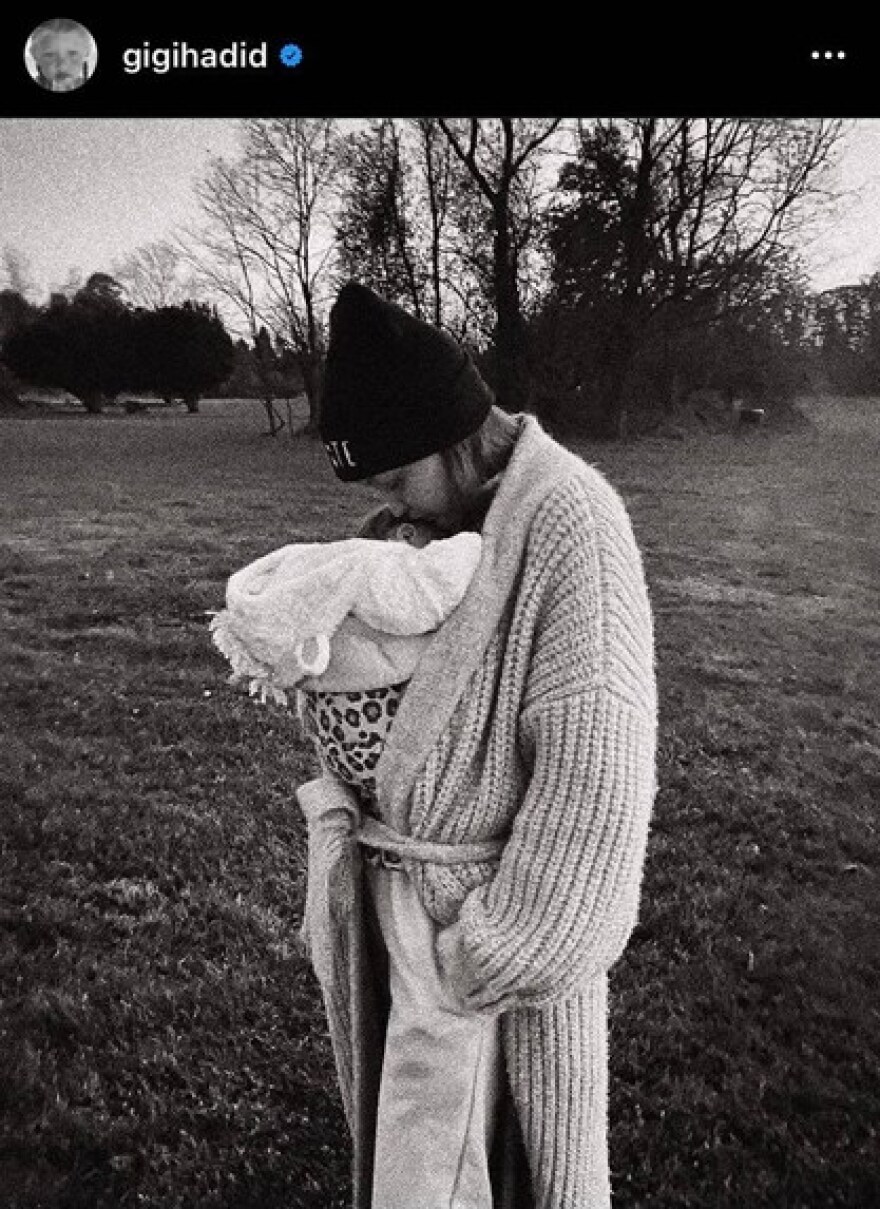 Τζίτζι Χαντίντ: Ποζάρει με την κορούλα της και αποκαλύπτει το στολισμένο σπίτι της