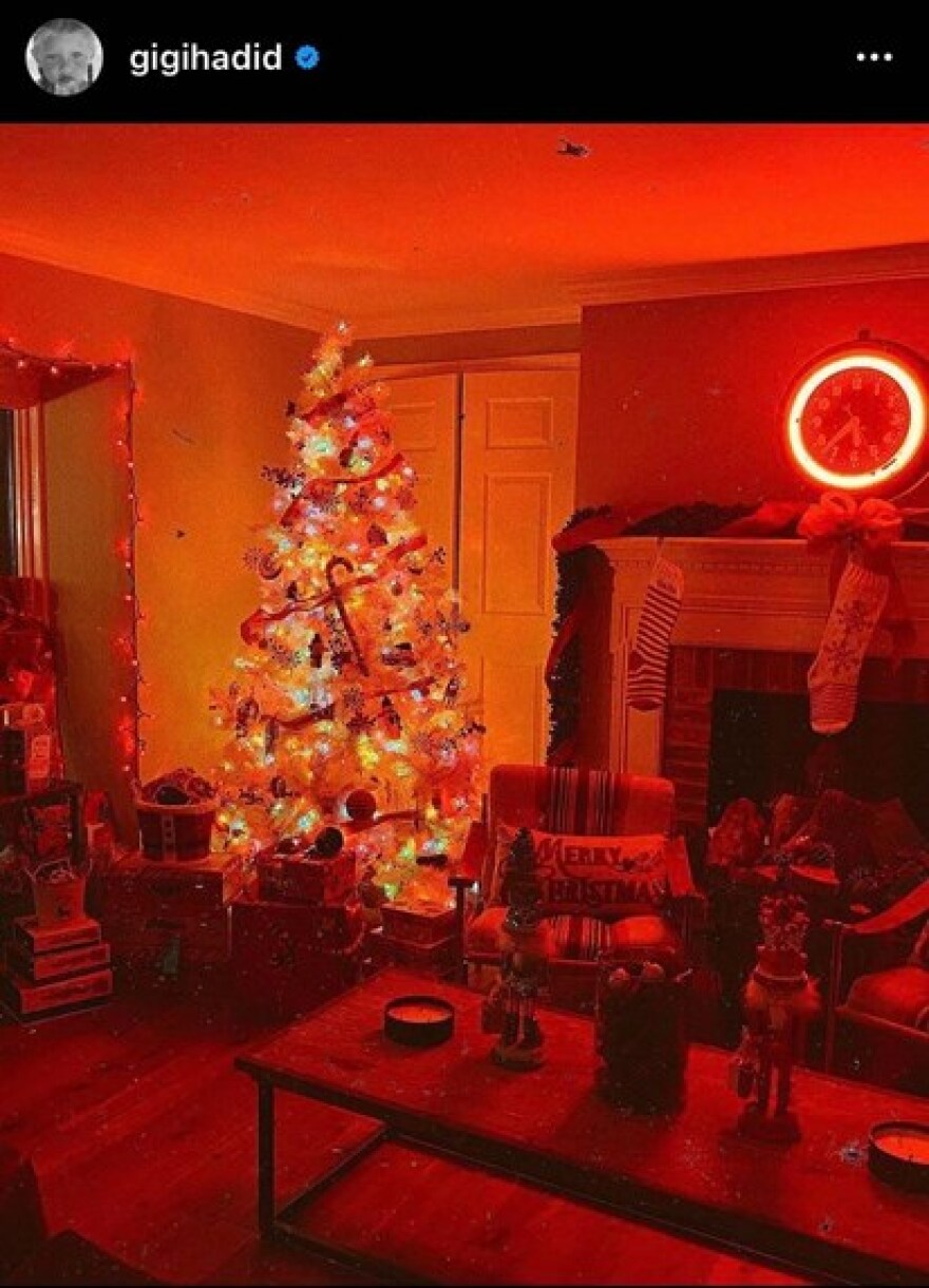 Τζίτζι Χαντίντ: Ποζάρει με την κορούλα της και αποκαλύπτει το στολισμένο σπίτι της