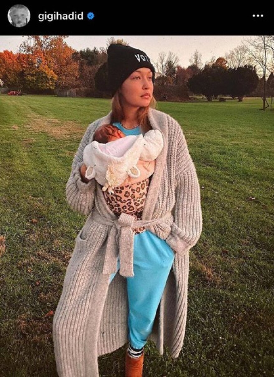 Τζίτζι Χαντίντ: Ποζάρει με την κορούλα της και αποκαλύπτει το στολισμένο σπίτι της