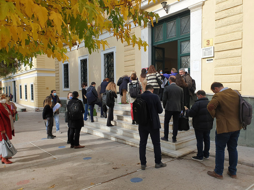 Κορωνοϊός: Συνωστισμός στην Ευελπίδων - Δείτε φωτογραφίες