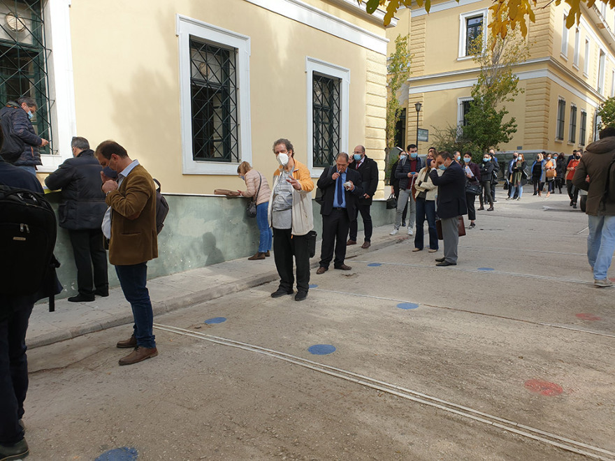 Κορωνοϊός: Συνωστισμός στην Ευελπίδων - Δείτε φωτογραφίες