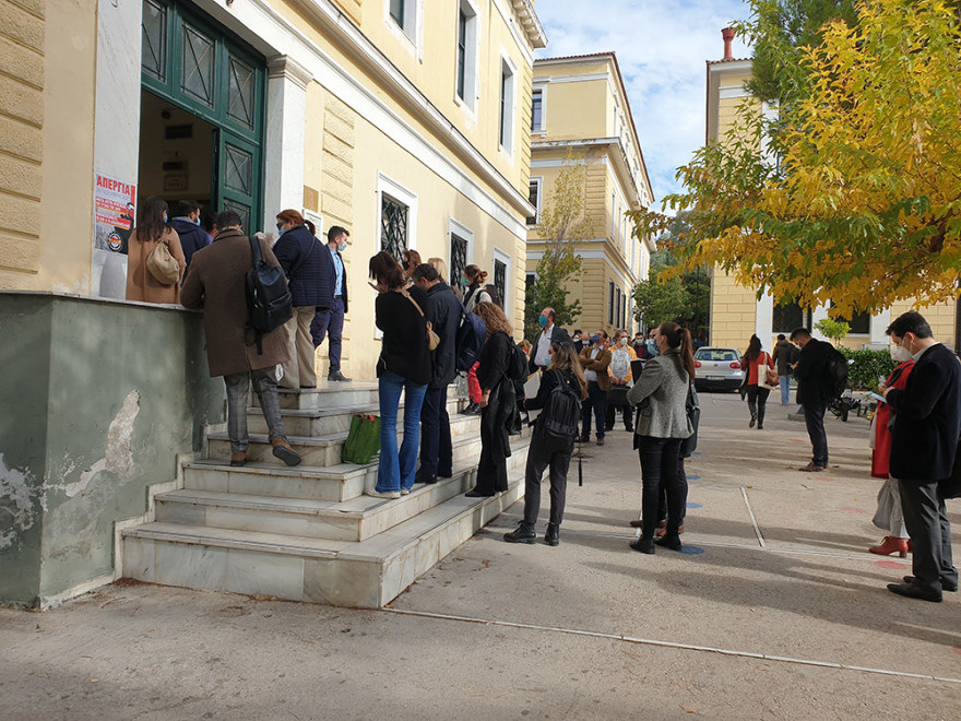 Κορωνοϊός: Συνωστισμός στην Ευελπίδων - Δείτε φωτογραφίες