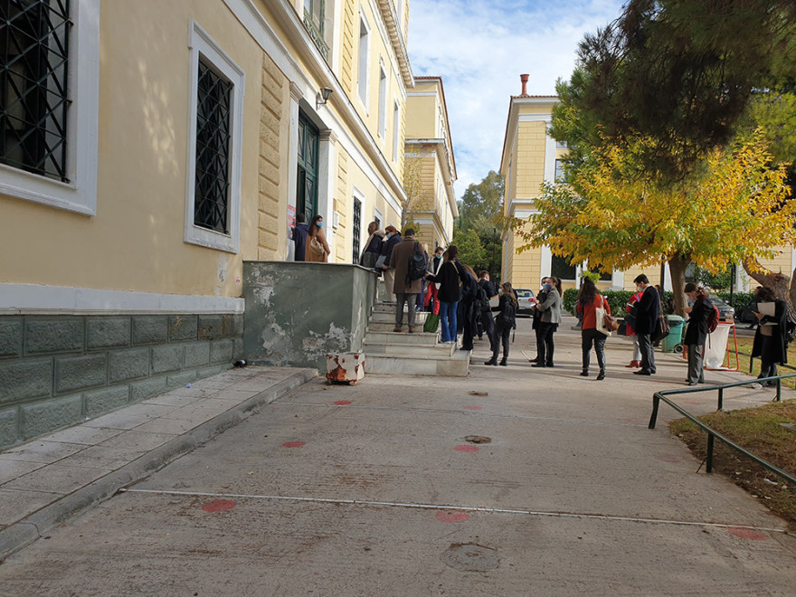 Κορωνοϊός: Συνωστισμός στην Ευελπίδων - Δείτε φωτογραφίες