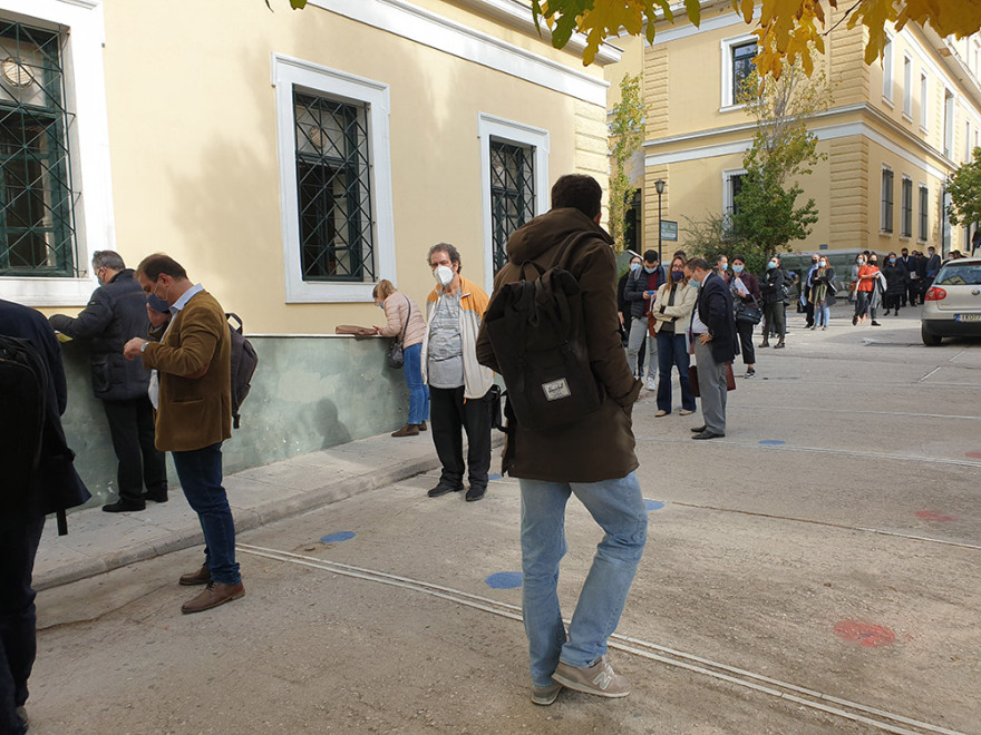Κορωνοϊός: Συνωστισμός στην Ευελπίδων - Δείτε φωτογραφίες