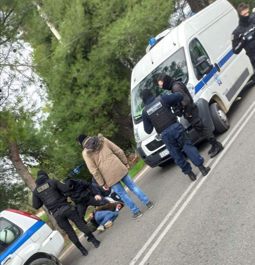 Συμπλοκές ΜΑΤ με μετανάστες στη Μαλακάσα  - Συνελήφθη Αφγανός που απείλησε αστυνομικό με μαχαίρι
