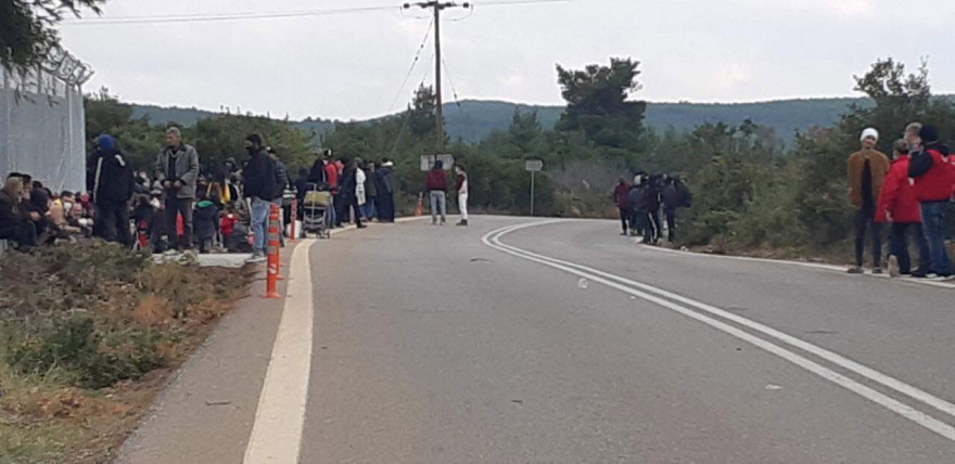 Συμπλοκές ΜΑΤ με μετανάστες στη Μαλακάσα  - Συνελήφθη Αφγανός που απείλησε αστυνομικό με μαχαίρι