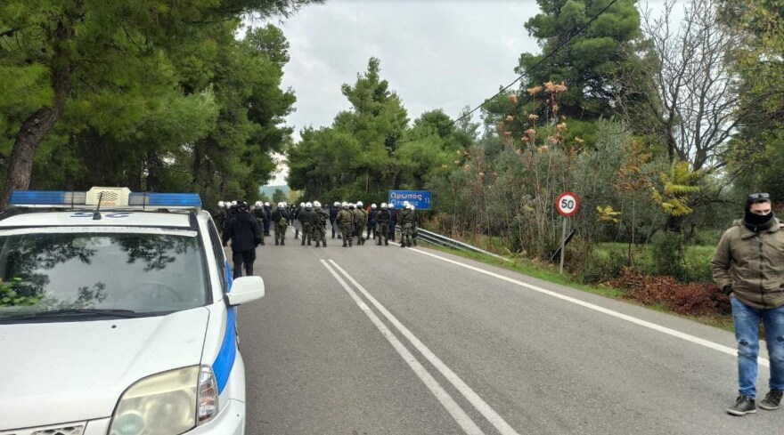 Συμπλοκές ΜΑΤ με μετανάστες στη Μαλακάσα  - Συνελήφθη Αφγανός που απείλησε αστυνομικό με μαχαίρι