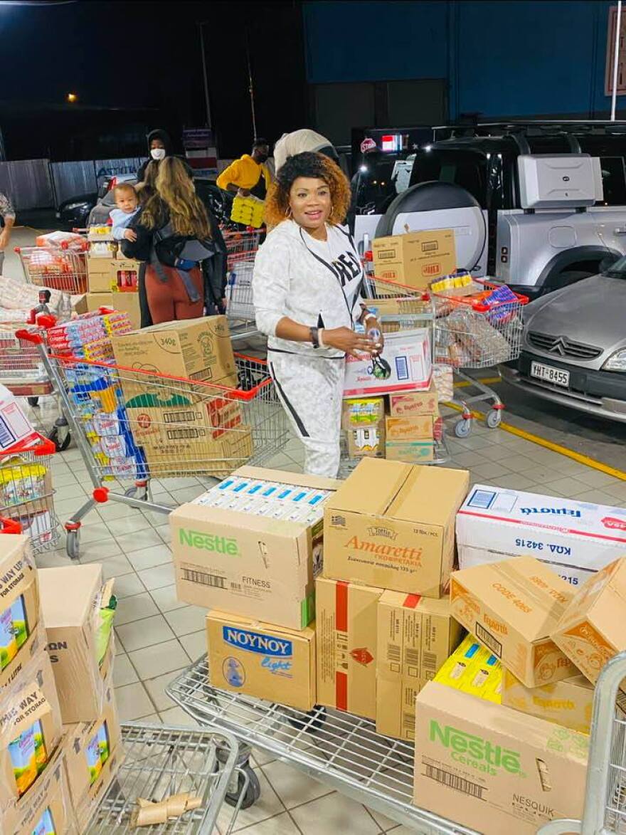 Γιάννης Αντετοκούνμπο: «Άδειασε» ένα σούπερ μάρκετ για να μοιράσει τρόφιμα στα Σεπόλια - Δείτε φωτογραφίες