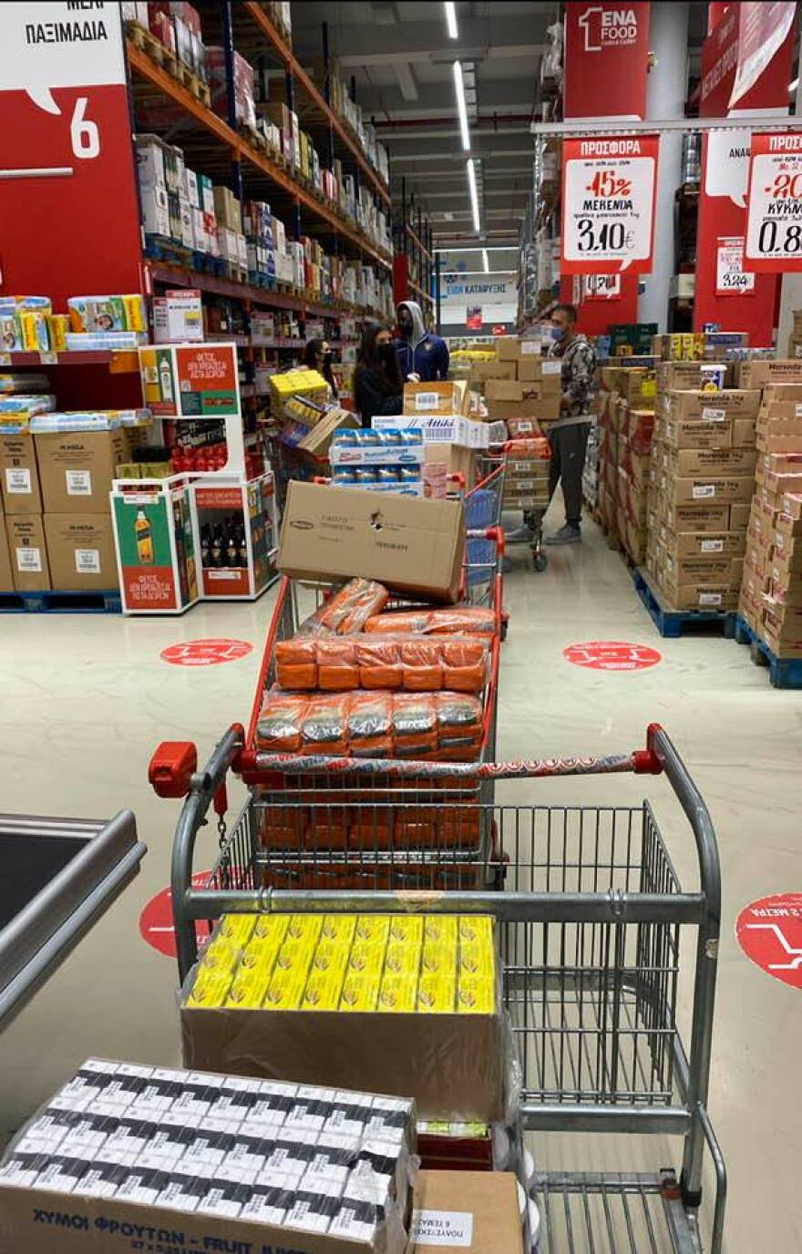 Γιάννης Αντετοκούνμπο: «Άδειασε» ένα σούπερ μάρκετ για να μοιράσει τρόφιμα στα Σεπόλια - Δείτε φωτογραφίες