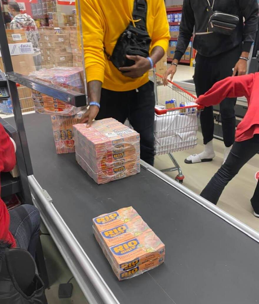 Γιάννης Αντετοκούνμπο: «Άδειασε» ένα σούπερ μάρκετ για να μοιράσει τρόφιμα στα Σεπόλια - Δείτε φωτογραφίες