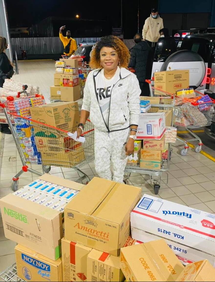 Γιάννης Αντετοκούνμπο: «Άδειασε» ένα σούπερ μάρκετ για να μοιράσει τρόφιμα στα Σεπόλια - Δείτε φωτογραφίες