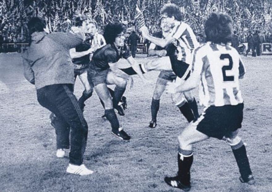 Ντιέγκο Μαραντόνα: Οι 11 πιο χαρακτηριστικές φωτογραφίες στην καριέρα του