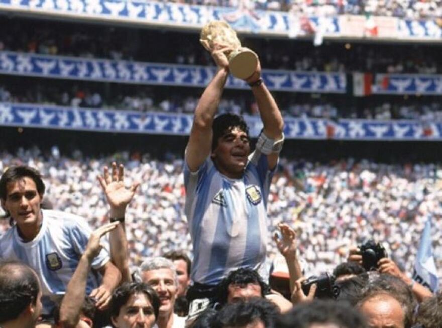 Ντιέγκο Μαραντόνα: Οι 11 πιο χαρακτηριστικές φωτογραφίες στην καριέρα του