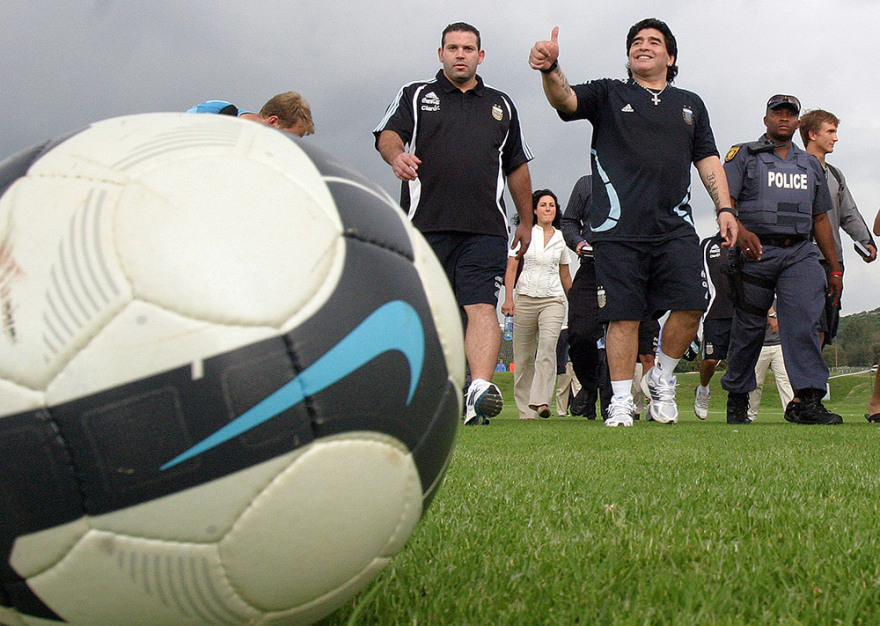 Πέθανε ο Ντιέγκο Μαραντόνα: Ποιος ήταν το «Χρυσό Αγόρι» του παγκόσμιου ποδοσφαίρου 