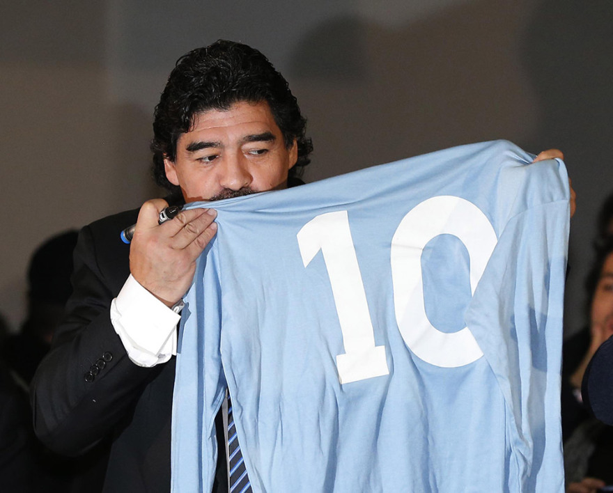 Πέθανε ο Ντιέγκο Μαραντόνα: Ποιος ήταν το «Χρυσό Αγόρι» του παγκόσμιου ποδοσφαίρου 