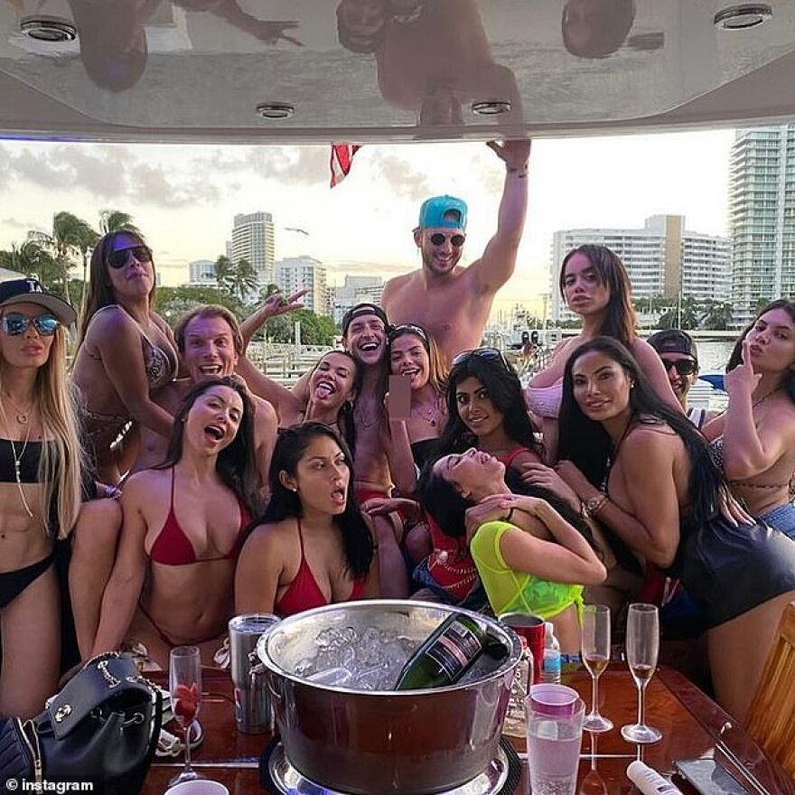 ΗΠΑ: Ο πιο σέξι γιατρός στον κόσμο δεν φοράει μάσκα ούτε κρατάει αποστάσεις όταν δεν εργάζεται