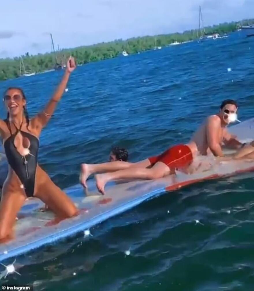 ΗΠΑ: Ο πιο σέξι γιατρός στον κόσμο δεν φοράει μάσκα ούτε κρατάει αποστάσεις όταν δεν εργάζεται