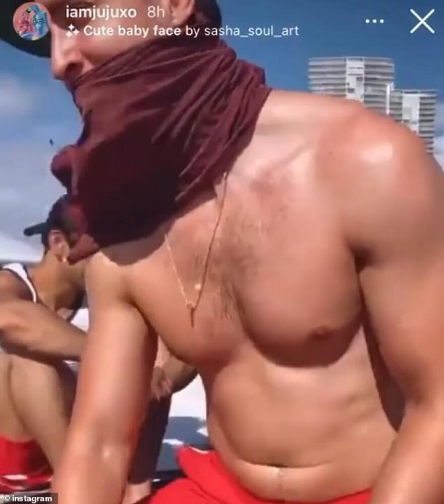 ΗΠΑ: Ο πιο σέξι γιατρός στον κόσμο δεν φοράει μάσκα ούτε κρατάει αποστάσεις όταν δεν εργάζεται