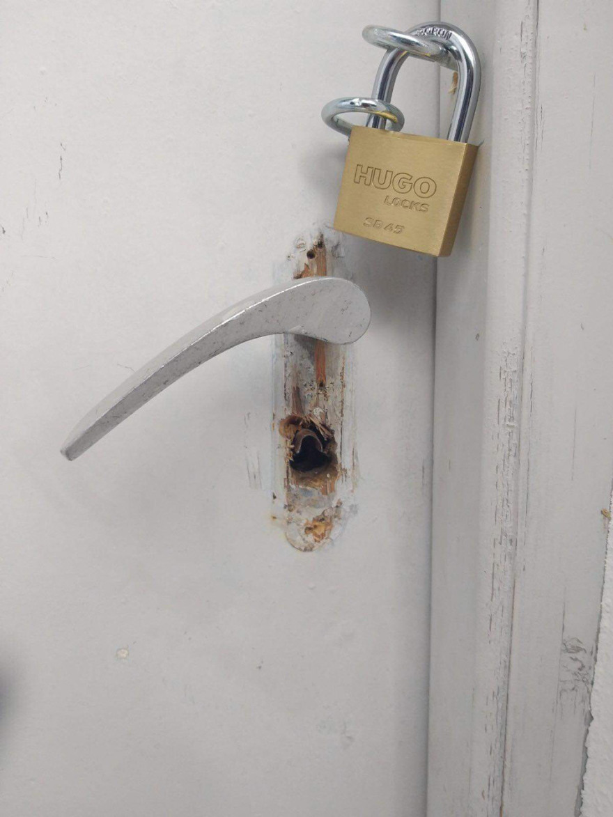 Ύδρα: Καταγγελία κατά ιερέα ότι παραβίασε ιδιωτικό εκκλησάκι για να λειτουργήσει - Τι απαντά η Μητρόπολη