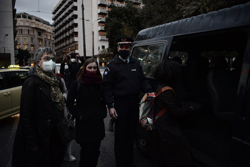 Συγκέντρωση για τη βία κατά των γυναικών στο Σύνταγμα - Εννέα προσαγωγές
