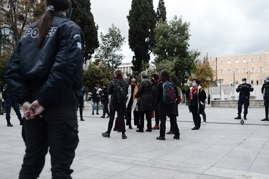 Συγκέντρωση για τη βία κατά των γυναικών στο Σύνταγμα - Εννέα προσαγωγές