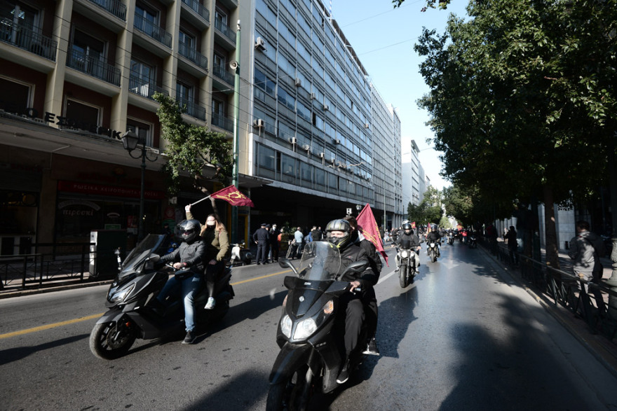 Μοτοπορεία και συγκέντρωση του ΠΑΜΕ στο υπουργείο Εργασίας