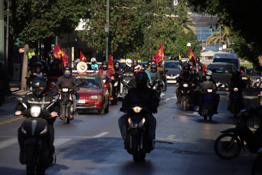 Μοτοπορεία και συγκέντρωση του ΠΑΜΕ στο υπουργείο Εργασίας
