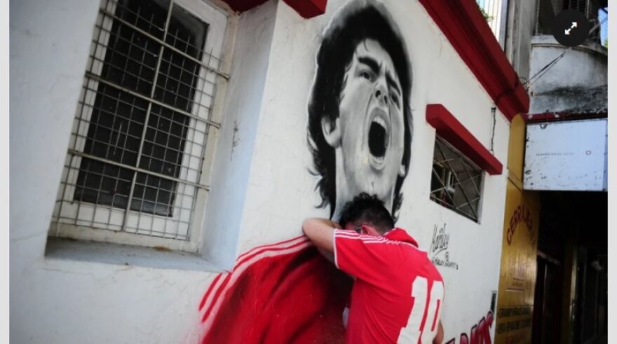 Ντιέγκο Μαραντόνα: Εθνικό πένθος στην Αργεντινή - Φόρος τιμής στο σπίτι του «Θεού» (φωτο)