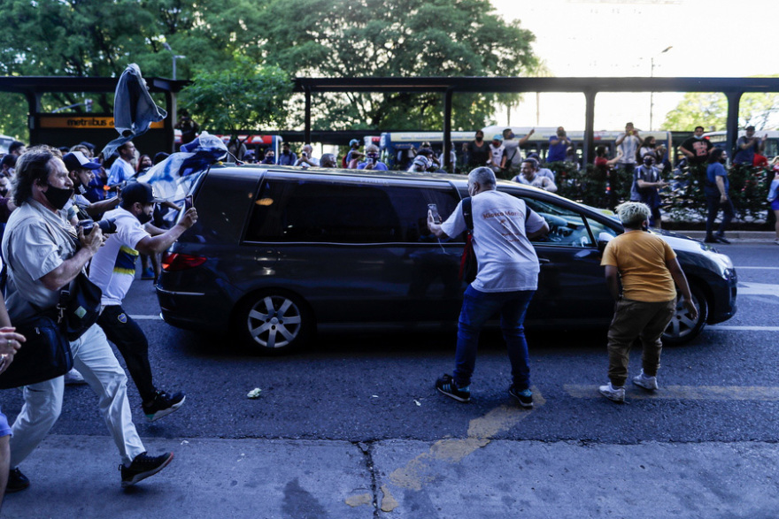 Δείτε βίντεο: Ο λαός της Αργεντινής συνόδεψε τον Μαραντόνα στην τελευταία του κατοικία