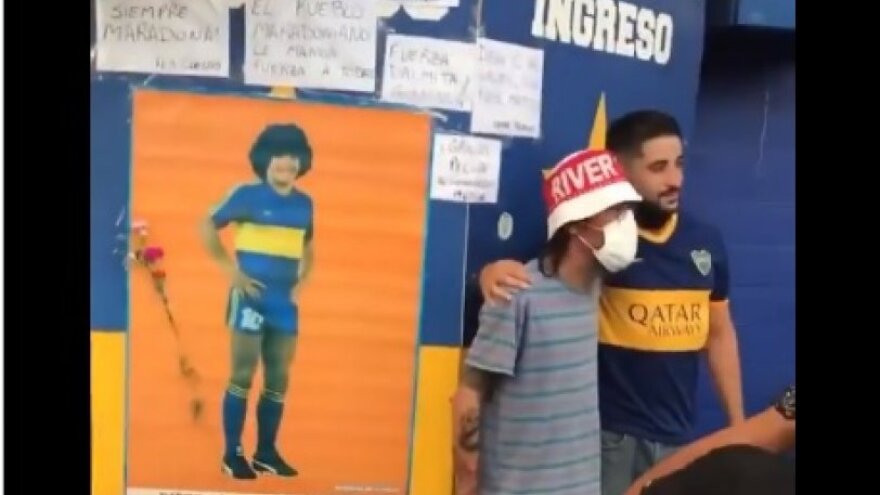 Ντιέγκο Μαραντόνα: Πανικός στο «Λα Μπομπονέρα» - Χιλιάδες κόσμος στους δρόμους με δάκρυα στα μάτια