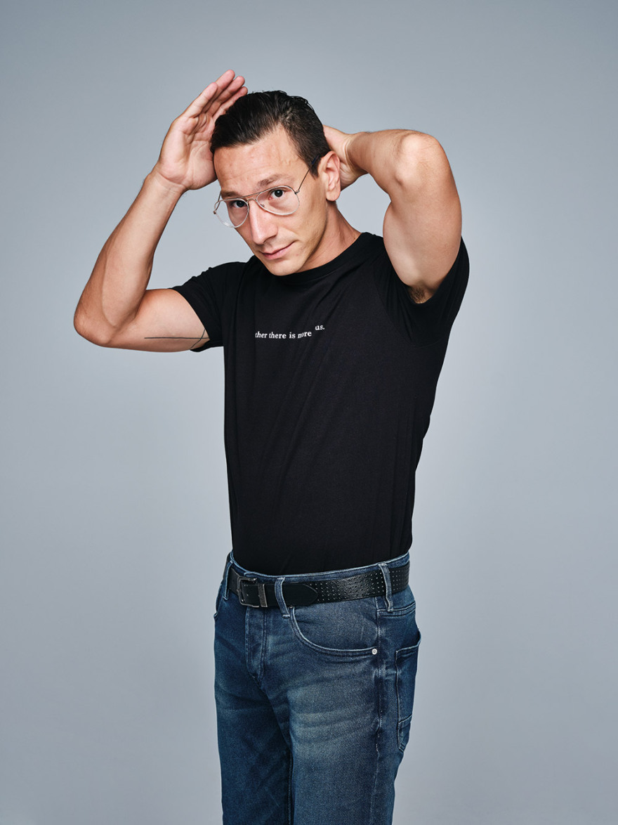 Μιχάλης Σαράντης: «Το θέατρο είναι σαν το ποδόσφαιρο»