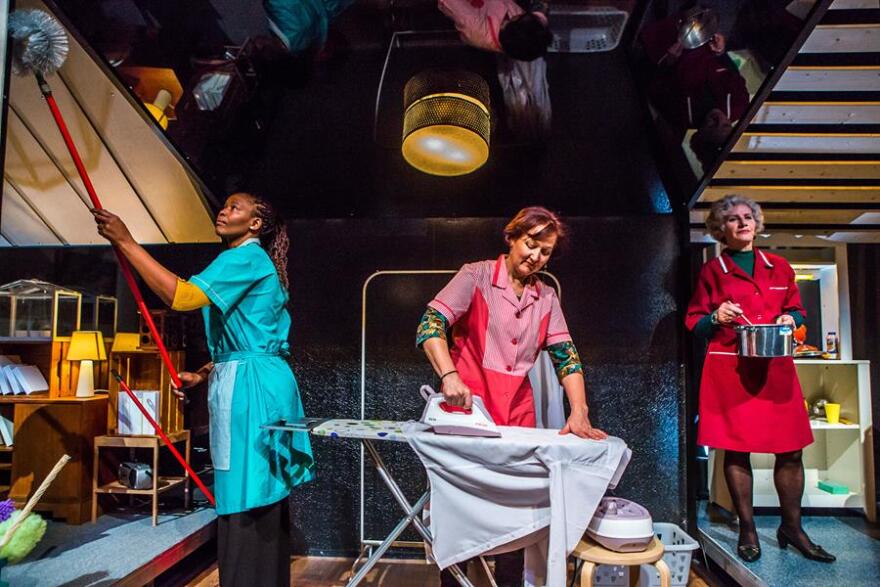 «Καθαρή Πόλη»: Διαδικτυακή πρεμιέρα για την παράσταση που δίνει βήμα στις μετανάστριες καθαρίστριες