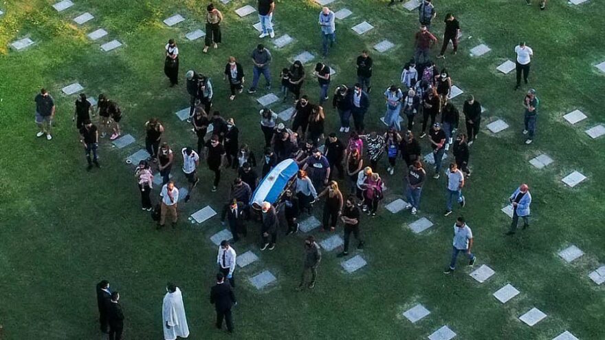 Ντιέγκο Μαραντόνα: «Σκεπασμένος» με τη σημαία της Αργεντινής στην τελευταία του κατοικία