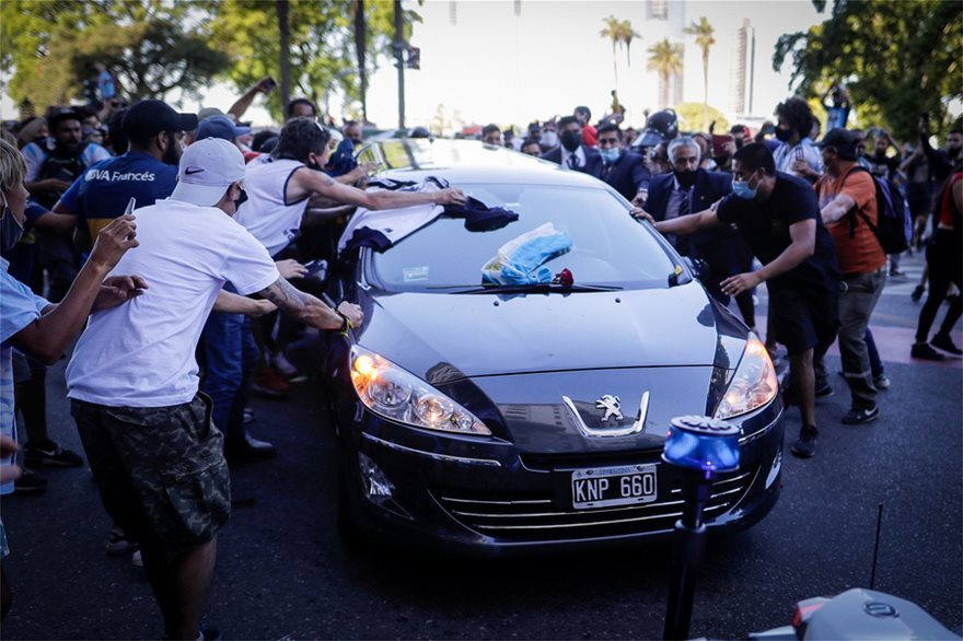 Ντιέγκο Μαραντόνα: «Σκεπασμένος» με τη σημαία της Αργεντινής στην τελευταία του κατοικία