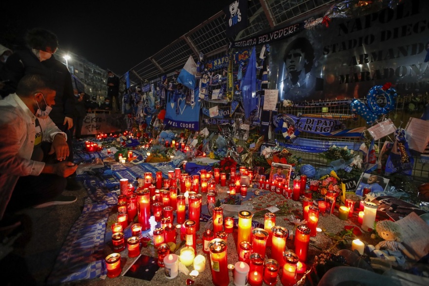 Ντιέγκο Μαραντόνα: «Σκεπασμένος» με τη σημαία της Αργεντινής στην τελευταία του κατοικία