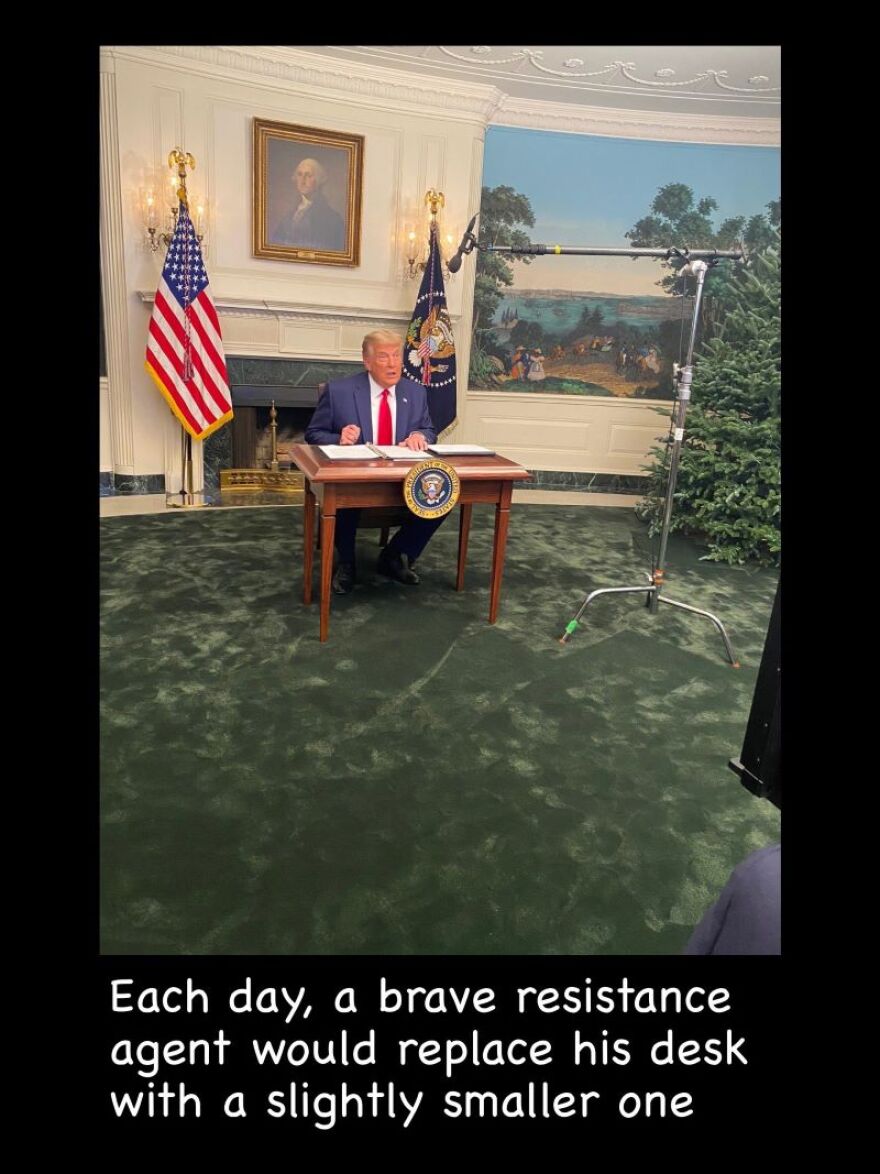 Ντόναλντ Τραμπ: Σάλος στο twitter για τον «γίγαντα» πρόεδρο που έκατσε σε μικρό γραφείο