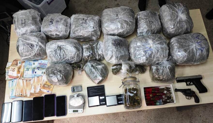 Εξαρθρώθηκε μεγάλη σπείρα διακίνησης ναρκωτικών στην Αθήνα: 14 συλλήψεις, αναζητούνται άλλοι οκτώ