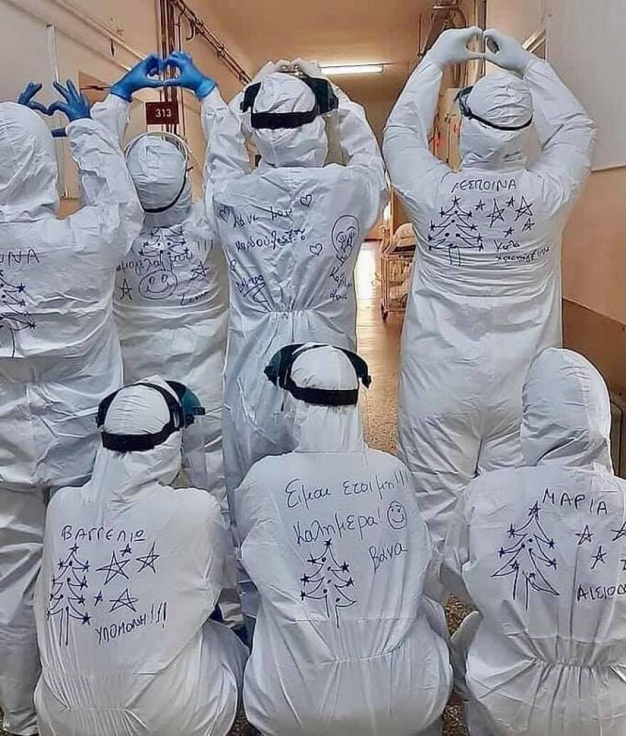 Μαμάτσειο Κοζάνης: Συγκινούν οι εργαζόμενοι με τα χριστουγεννιάτικα μηνύματα στις στολές τους (φωτό)