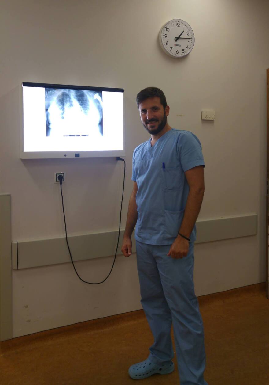 Κορωνοϊός: «Είδα την αξονική στους πνεύμονές μου και τρόμαξα» λέει γιατρός που νόσησε 