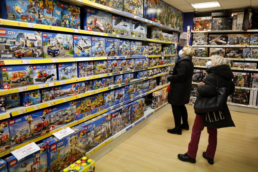 Κορωνοϊός – Γαλλία: Ουρές σε καταστήματα και κομμωτήρια μετά τη σταδιακή άρση του lockdown