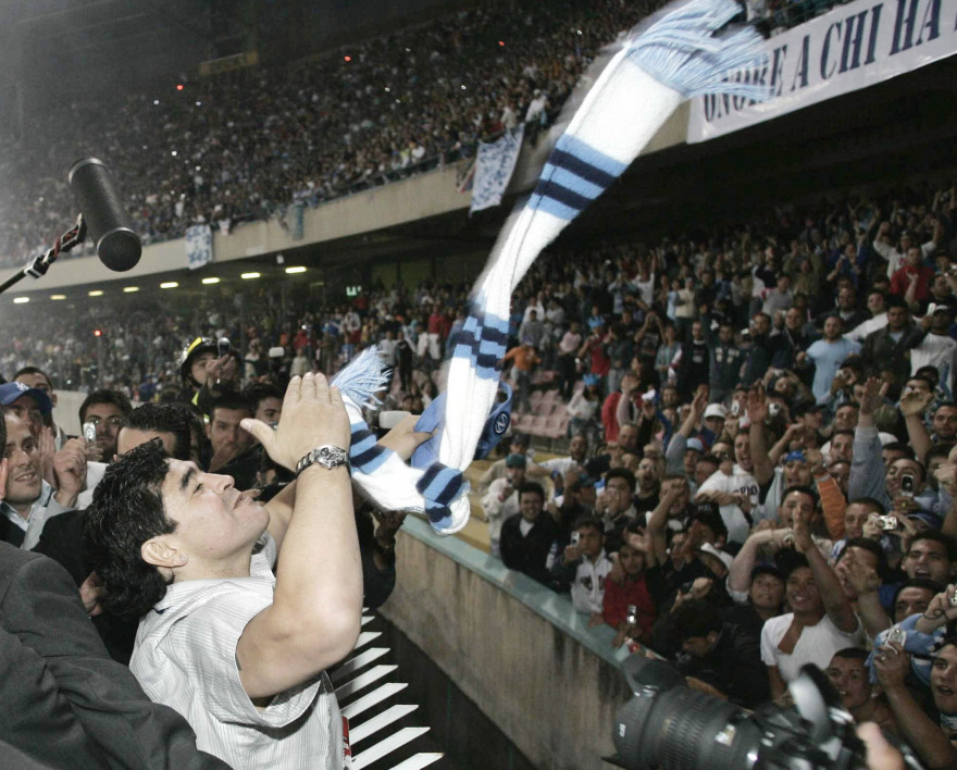 Ντιέγκο Μαραντόνα: Όταν ο «θεός» σταμάτησε στην Τούμπα και στο Καραϊσκάκη