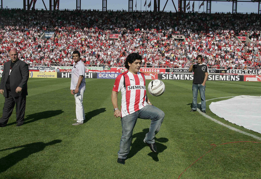 Ντιέγκο Μαραντόνα: Όταν ο «θεός» σταμάτησε στην Τούμπα και στο Καραϊσκάκη