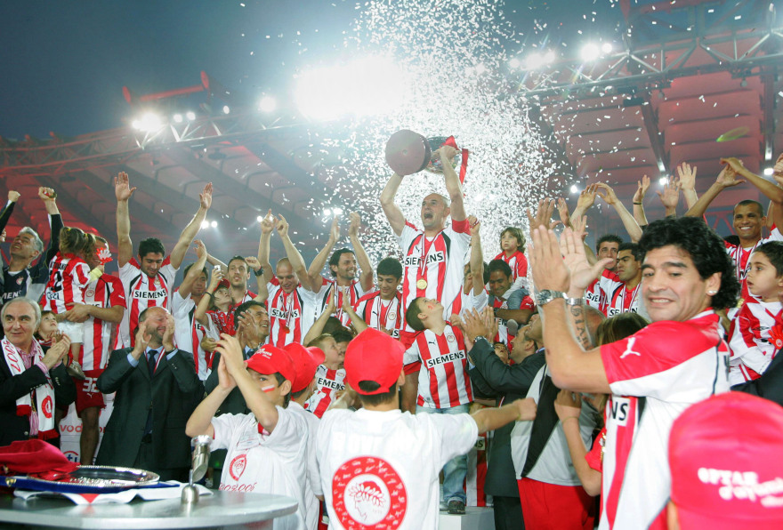 Ντιέγκο Μαραντόνα: Όταν ο «θεός» σταμάτησε στην Τούμπα και στο Καραϊσκάκη