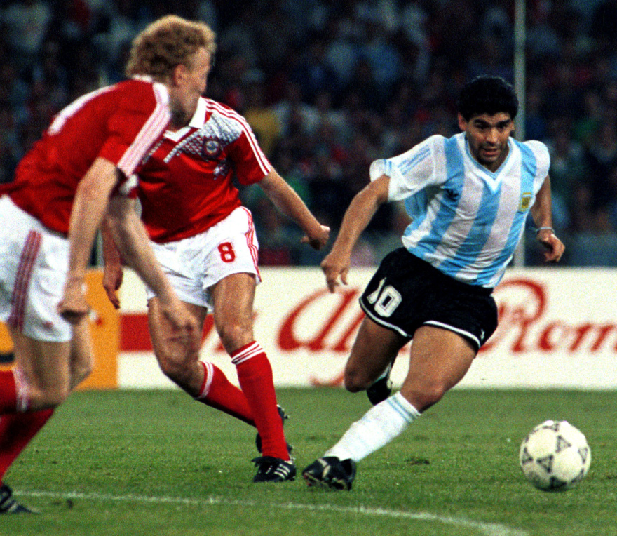 Ντιέγκο Μαραντόνα: Όταν ο «θεός» σταμάτησε στην Τούμπα και στο Καραϊσκάκη