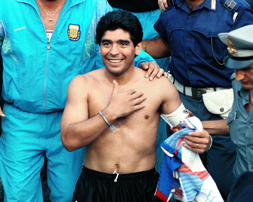 Ντιέγκο Μαραντόνα: Όταν ο «θεός» σταμάτησε στην Τούμπα και στο Καραϊσκάκη