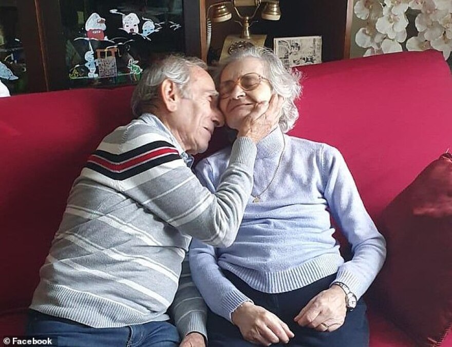 Δεν τα κατάφερε η Ιταλίδα που ο άντρας της έπαιζε μουσική κάτω από το παράθυρό της στο νοσοκομείο