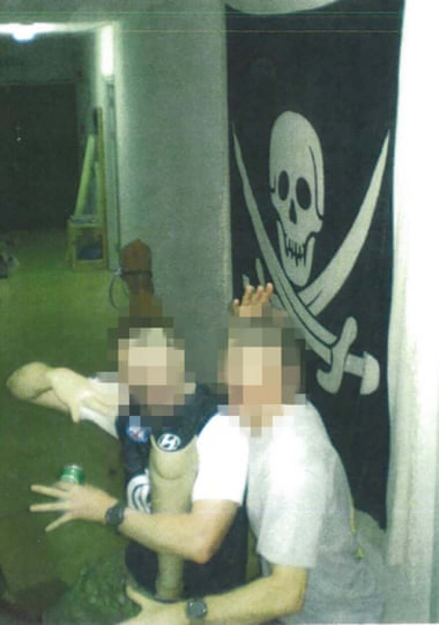 Φωτογραφία - σοκ: Αυστραλός στρατιώτης πίνει μπίρα από το προσθετικό πόδι νεκρού Ταλιμπάν